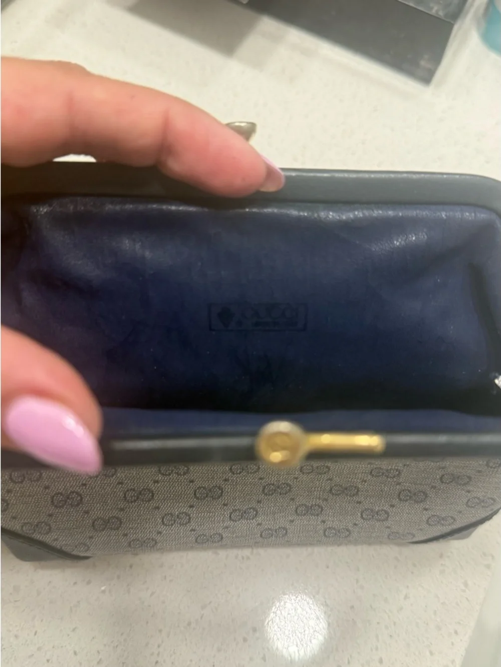 *AUTHENTIC* Vintage Gucci Black Leather Wallet with Gold Double-G Kiss Lock - Picture 3 of 5